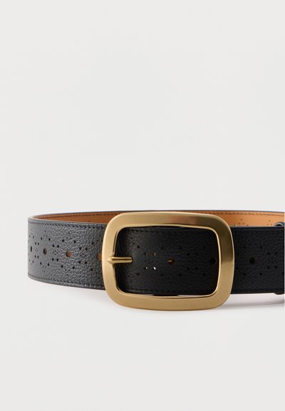 Μαύρη δερμάτινη ζώνη με υφή, με πολλαπλές τρύπες και μεγάλο ορθογώνιο χρυσό μεταλλικό αγκράφα σε λευκό φόντο.