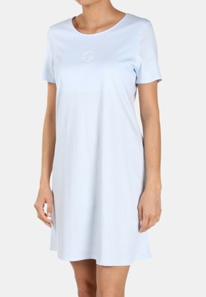 Donna che indossa un vestito azzurro chiaro, a maniche corte, lunghezza al ginocchio, con scollo rotondo e un piccolo logo ricamato sul petto.