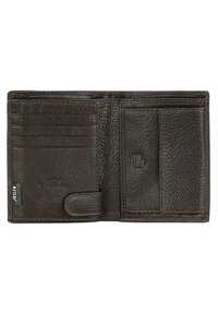 Cartera de cuero marrón con acabado texturizado, seis slots para tarjetas, un slot transparente y una etiqueta de protección RFID. Diseño plegable con cierre a presión.