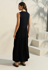 Next SLEEVELESS CREW NECK TIERED - Rochie din jerseu - pitch black