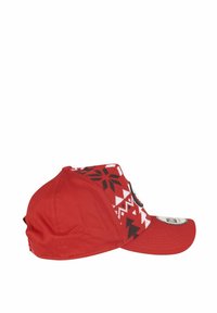 Casquette de baseball rouge avec un motif tricoté blanc et noir sur le côté, dotée d'un visière solide et d'une sangle ajustable à l'arrière.