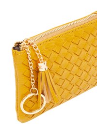 Vævet læder clutch i strålende gul med en gylden lynlås, kædedetalje og en frynset accent. Har en rund metalnøglering som vedhæftning.