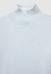 Weißer gerippter Strickpullover mit einem umgeschlagenen, eng anliegenden Kragen und feinen vertikalen Strukturleisten.