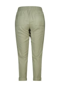 Pantalons verts clairs avec une taille élastique, ourlets à revers et deux poches arrière. Texture lisse avec des détails cousus sur les poches.