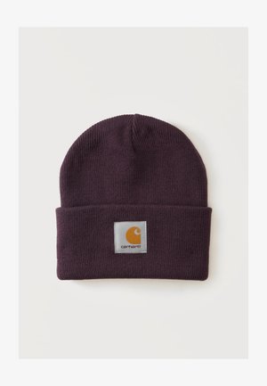 Tmavofialová pletená čiapka s preloženým lemom, na prednej strane uprostred s bielou štvorcovou nášivkou a oranžovým logom Carhartt.