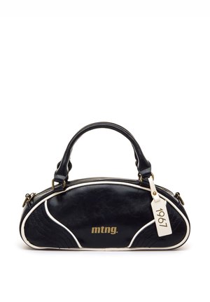 Bolso pequeño de cuero negro con ribete blanco, forma curva, asas superiores y una etiqueta blanca con la inscripción "1967" adjunta a una de las asas.