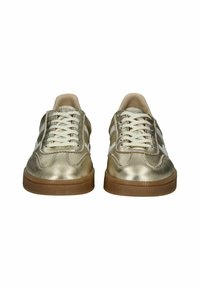 Metalliske gull sneakers med hvite snører, glatt tekstur, avrundet form, kontrasterende side-striper og gummibrown yttersåle.