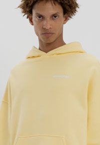 LOW LIGHTS STUDIOS® BASIC LOGO HOODIE - Φούτερ - yellow