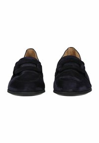 Mocasines de ante azul marino con una textura suave, que cuentan con dos bandas decorativas en la parte superior, punta redonda y suela baja de goma negra.