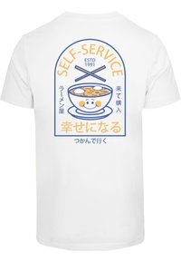 Weißes T-Shirt mit blauem und orangefarbenem Grafikdesign auf dem Rücken, das eine lächelnde Schüssel Ramen, Essstäbchen und japanischen Text darüber und darunter zeigt.
