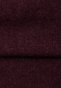 Bordeaux strikket stof med et struktureret, ribbet mønster. Materialet ser blødt ud med fuzzy fibre og subtile variationer i nuance.