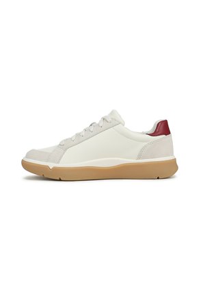 Sneaker bianca low-top con suola beige, chiusura frontale con lacci, punta in camoscio e accento rosso sul tallone, vista laterale su sfondo bianco.