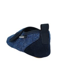 Navyblauwe binnenschoen gemaakt van vilt met een gestructureerde afwerking en een leren hak, voorzien van een elastische band en een treklipje voor gemakkelijke instap.