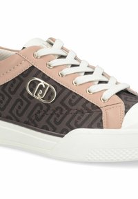 Baskets à lacets avec dessus en textile marron à motif, accents en cuir rose, semelle en caoutchouc blanche et détail logo métallique sur le côté.