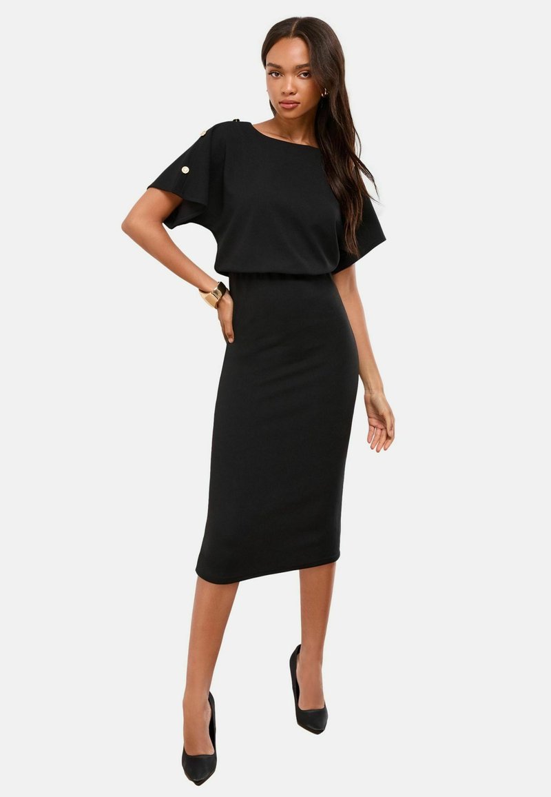 Crna midi haljina s kratkim rukavima, čamastim izrezom, naboranim strukom i zlatnim dugmadi na ramenima. Glatka tkanina i uski kroj.