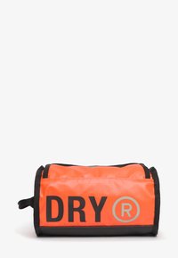 Feloranje waterdichte tas met zwarte accenten, met het woord "DRY" in vetgedrukte letters en een geregistreerd handelsmerk symbool. Ronde vorm.