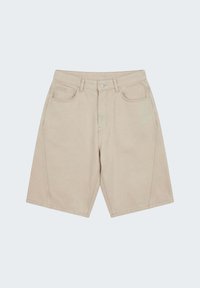 Shorts en denim beige longueur genou avec bouton et fermeture éclair à l'avant, passants pour ceinture, deux poches avant et une petite poche à monnaie.