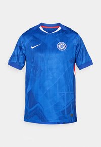 Blå Nike fodboldtrøje med et geometrisk mønster, korte ærmer, v-hals og Chelsea FC-mærke på venstre bryst; har røde accenter.