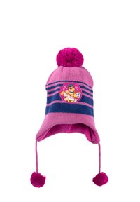 Cappello rosa lavorato a maglia con un pom-pom rosa, strisce blu navy e una toppa rotonda con personaggi dei cartoni animati. Orecchiette con lacci e accenti di pom-pom.