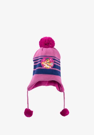 Cappello rosa lavorato a maglia con un pom-pom rosa, strisce blu navy e una toppa rotonda con personaggi dei cartoni animati. Orecchiette con lacci e accenti di pom-pom.