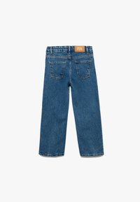 Vaqueros de denim azul con un corte recto, que presentan una etiqueta en la cinturilla, dos bolsillos traseros y un acabado ligeramente texturizado.