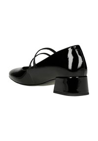 Černá laková bota s kulatou špičkou a zkříženými pásky. Má robustní blokový podpatek, hladký povrch a elegantní design.