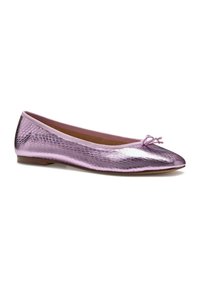 Ballet flats con motivo di pelle di serpente viola, con una leggera lucentezza, punta arrotondata e un accento a fiocco davanti. Suola piatta per un facile utilizzo.
