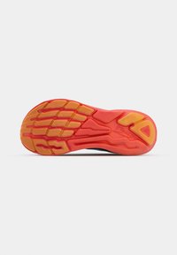 Semelle de chaussure de sport avec un design en caoutchouc rouge et orange, présentant des motifs de semelle distincts et une surface texturée pour une adhérence et une durabilité optimales.