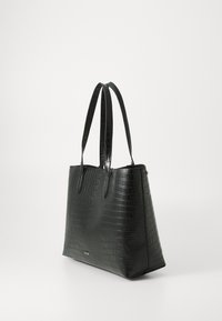 Sac fourre-tout noir en texture crocodile synthétique, avec deux longues poignées et une forme structurée. Design compact et élégant avec un matériel minimal.
