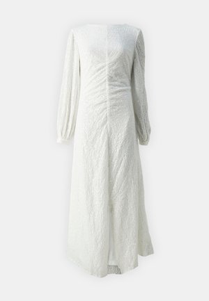 Abito bianco a maniche lunghe con tessuto testurizzato, dettagli arricciati e silhouette dritta, caratterizzato da un collo a giro e dettagli con polsini elasticizzati.