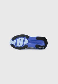 Talpa de pantof cu un outsole din cauciuc negru, cu textură pentru aderență, un intermediul albastru și accente de albastru deschis. Logo-ul Nike este prezent pe călcâi.