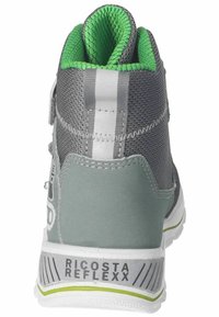 Grå høj-sneakers med grønne detaljer, tekstureret mesh-overdel, polstret krave og reflekterende striber; mærket "RICOSTA REFLEXX" ved hælen.