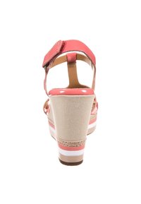 Sandali in pelle sintetica rosa con tacco a rocchetto beige, apertura sul retro, cintura alla caviglia e dettagli di cucitura accentuata alla base.