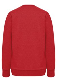 Felpa rossa in pile con collo rotondo e polsini a costine. Presenta una texture uniforme senza loghi o motivi visibili.