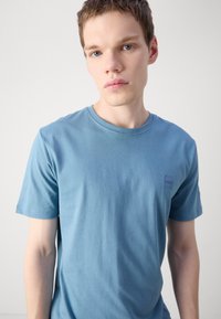 BOSS TALES - Tricou basic - open blue