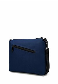 Tmavě modrá crossbody taška s texturovanou tkaninou, obsahující přední kapsu na zip, černé kovové doplňky a nastavitelného popruhu.