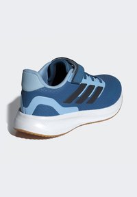 Scarpa da atletica blu con tomaia in mesh, suola in gomma, cinturino regolabile e tre strisce nere. Presenta dettagli testurizzati e colletto imbottito.