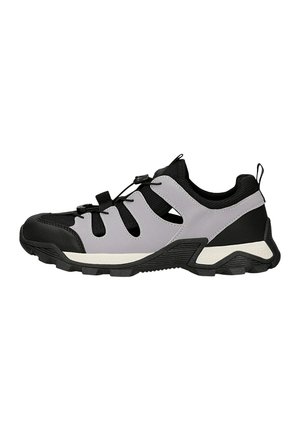 Sneaker outdoor nera e grigia con lati sagomati, suola ammortizzata e chiusura regolabile con laccio elastico.