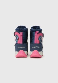 Granatowe i różowe dziecięce zimowe buty z wzorem jednorożca i płatków śniegu, z puszystym wyściółką i logo Kangaroos na tylnej części obcasa.