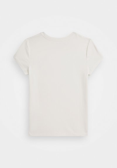 Camiseta ajustada de manga corta en algodón beige claro con cuello redondo y hombros sin costuras, que presenta una textura suave y lisa.