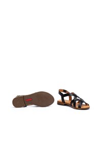 Zwarte lederen sandalen met gekruiste banden, open neus en een bruine platte zool met een bladdesign en een rode accentlabel.