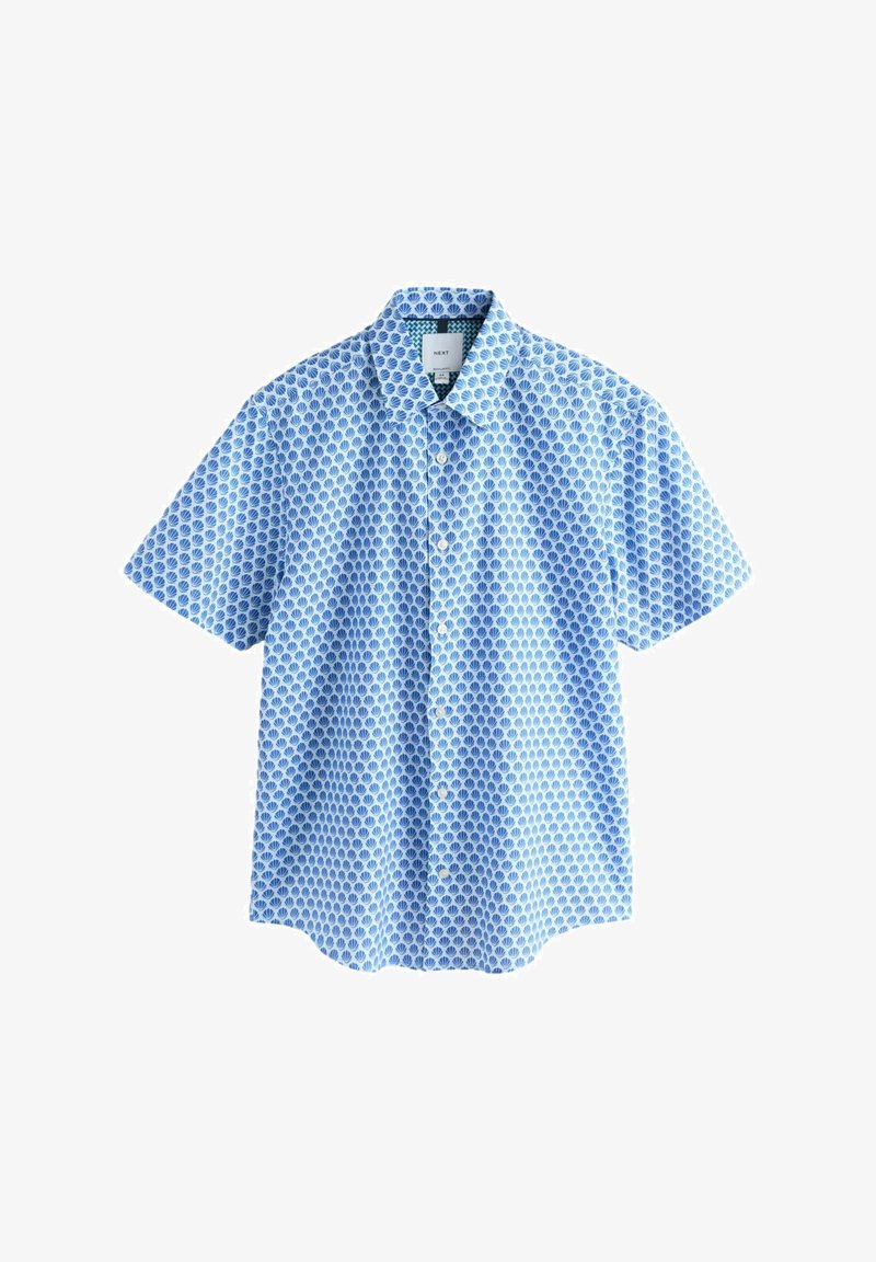 Chemise à manches courtes avec boutons, motif répétitif de coquillages bleus et blancs, col classique.