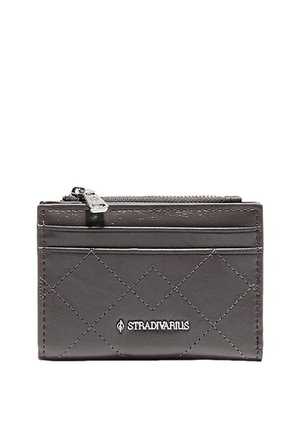 Porta carte Stradivarius nero con cuciture trapuntate, due slot per carte e un scomparto con zip per monete nella parte superiore.