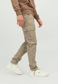 Jack & Jones JWHACE JJTUCKER ANA - Reisitaskuhousut - dune