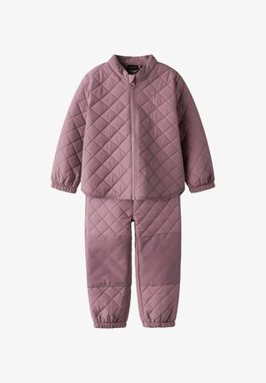 Orgonalila steppelt gyerek dzseki elülső cipzárral és hozzáillő bélelt nadrág, megerősített térdvédőkkel és rugalmas mandzsettákkal.