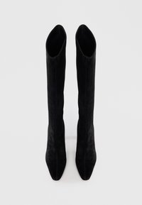 Sorte semskede kne-høye støvler med spiss tå og en glatt, elegant tekstur. Designet har en tettsittende skaft uten synlig maskinvaren.