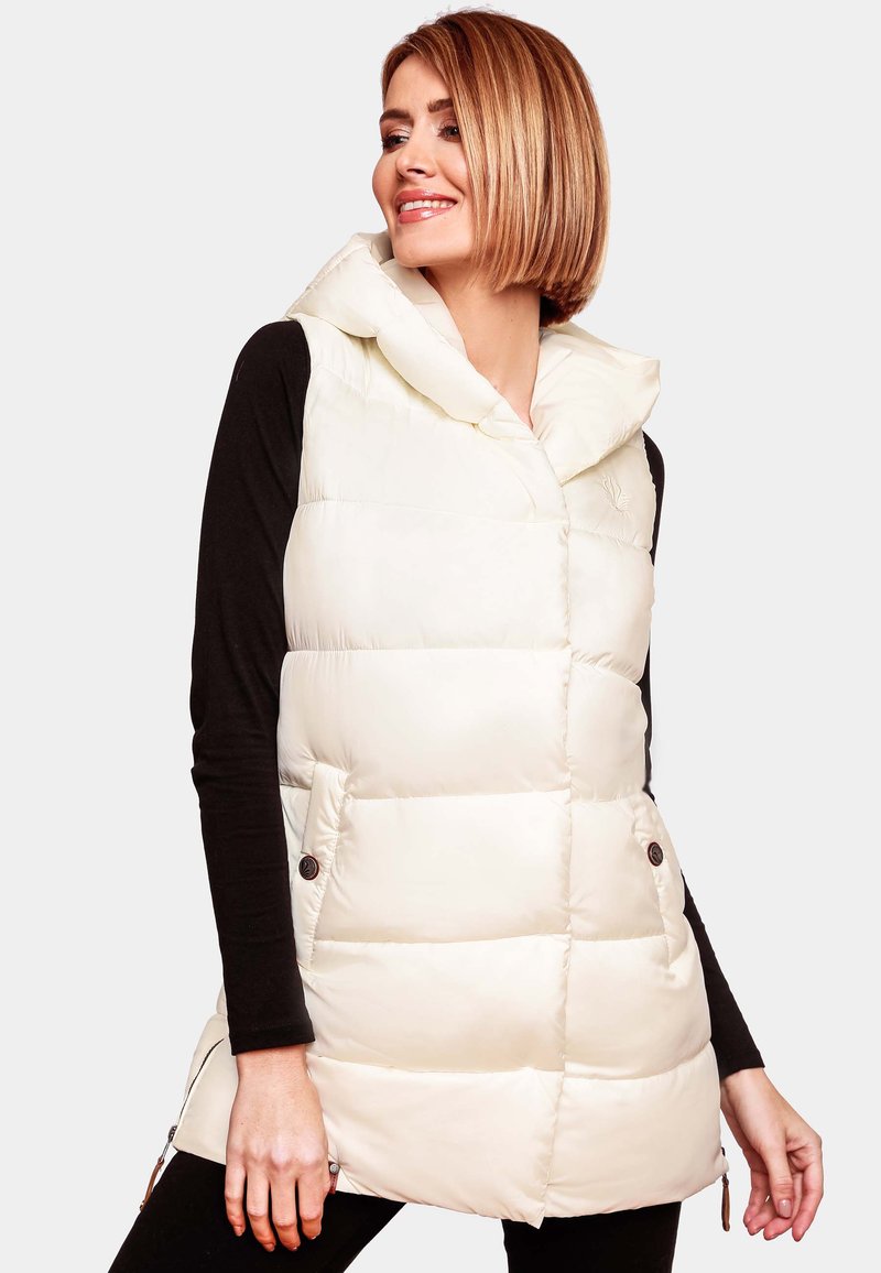 Gilet en duvet léger couleur crème, avec capuche, design matelassé, deux poches frontales avec boutons et une fermeture éclair de chaque côté pour l'ajustabilité.