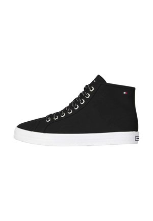 Sneaker alte nere in tela strutturata, con suola in gomma bianca, occhielli in metallo e lacci neri a contrasto. Dettaglio del logo sottile.