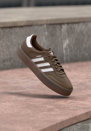 adidas Originals, SAMBAE - Baskets basses - earth strata/footwear white
