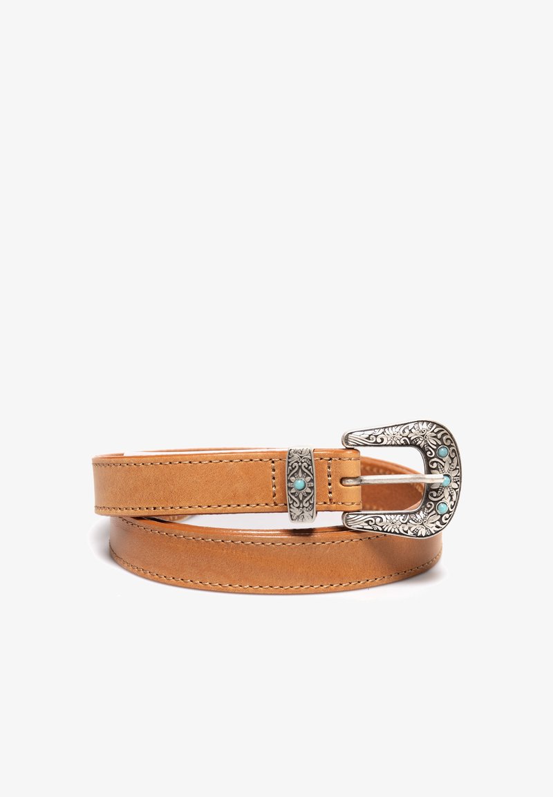 Ceinture en cuir tan avec une boucle en argent ornée d'accents en turquoise. Texture lisse avec des coutures visibles sur les bords.